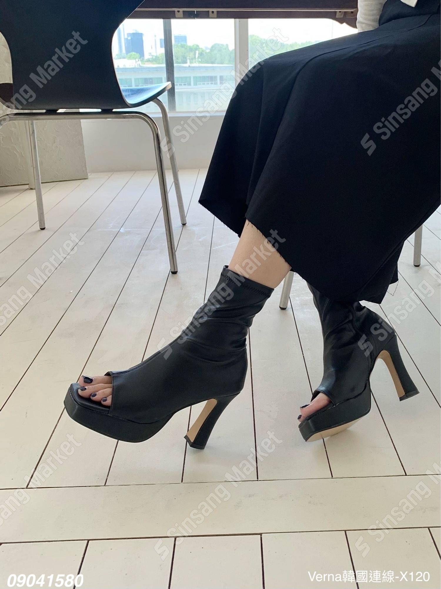 時尚露指粗跟皮革靴