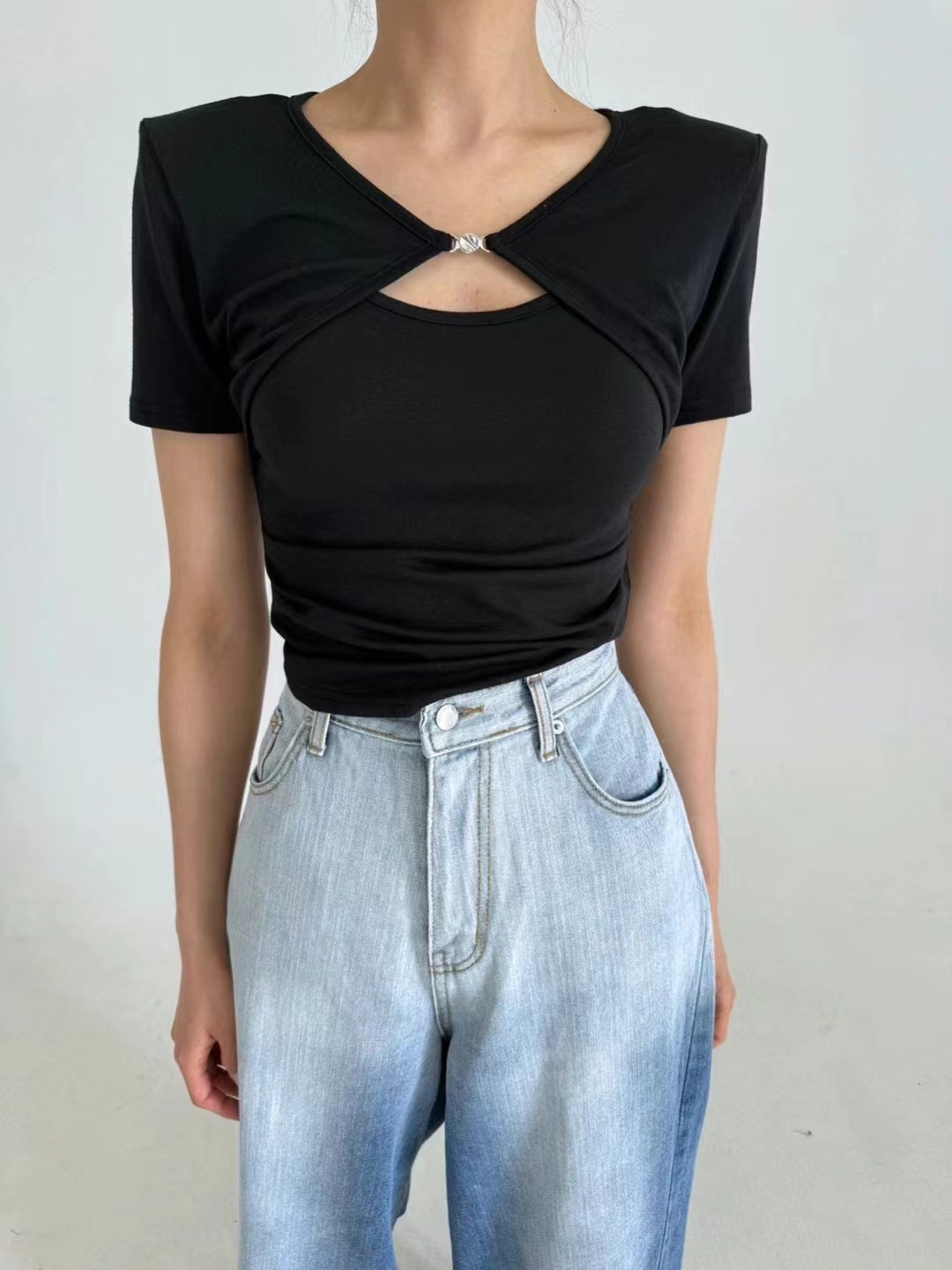 墊肩交叉扣環上衣