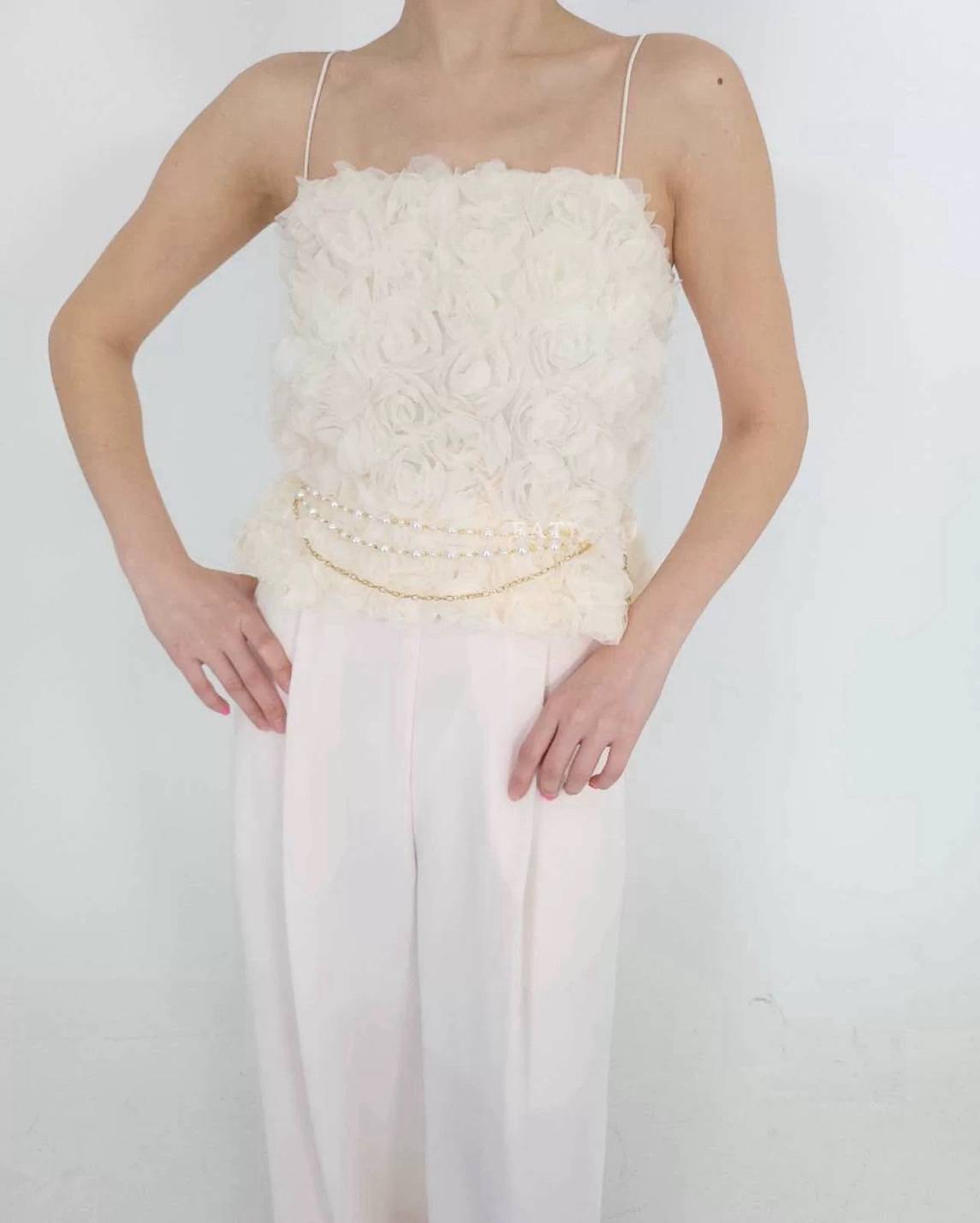 高端立體花奶白上衣