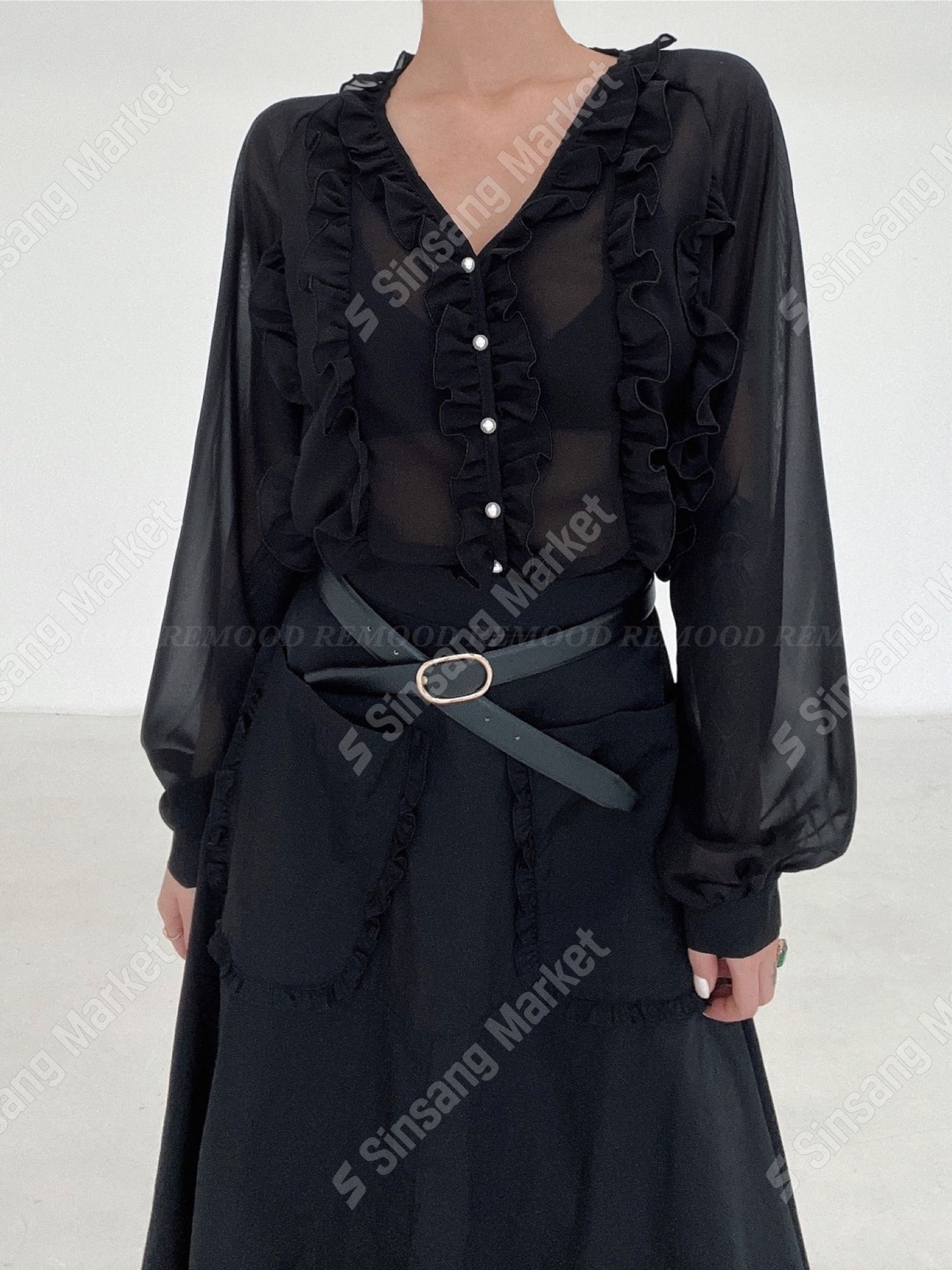 氣質透膚花邊珍珠排扣上衣