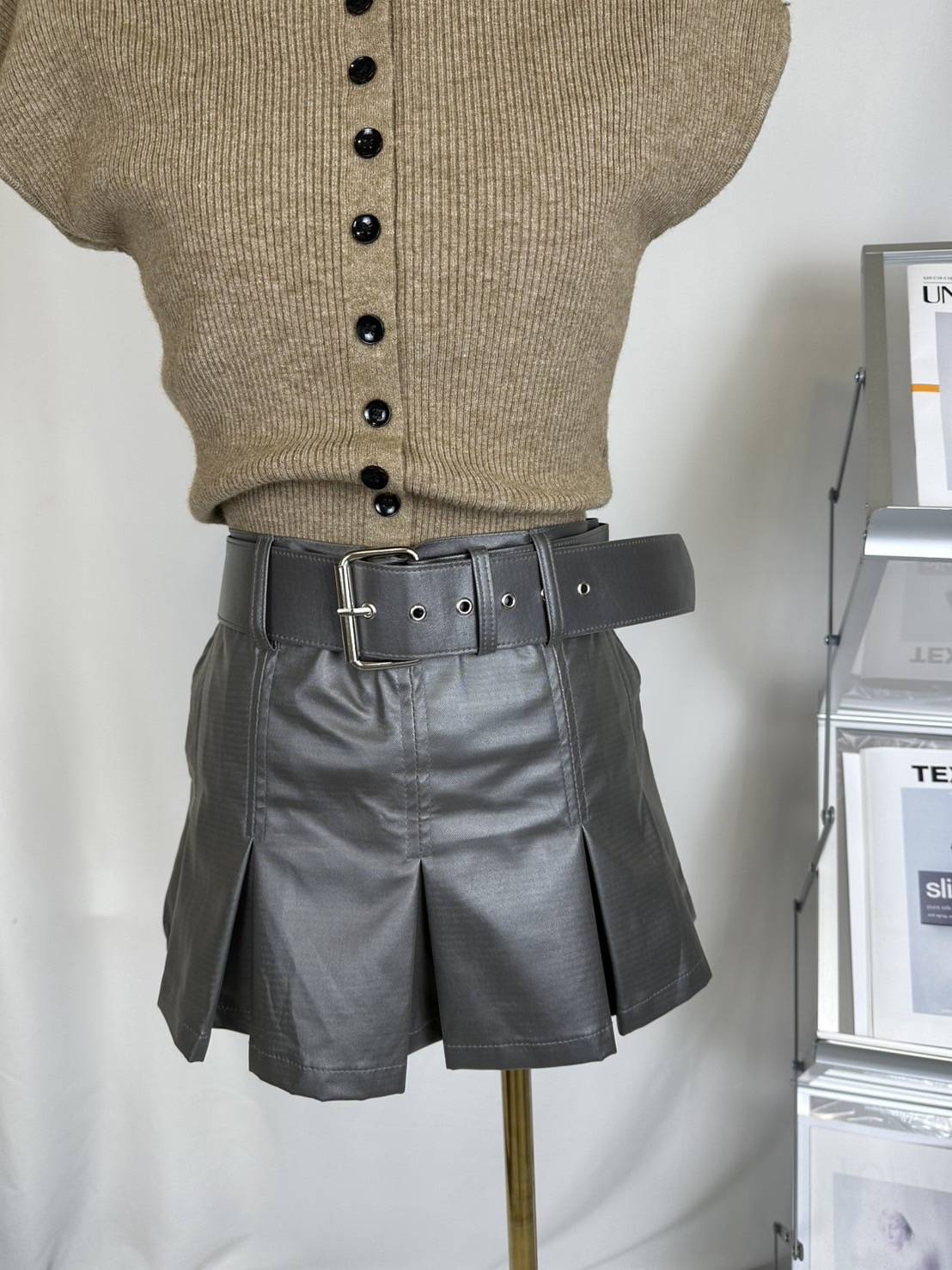 美式寬腰帶ＰＵ皮百摺短裙