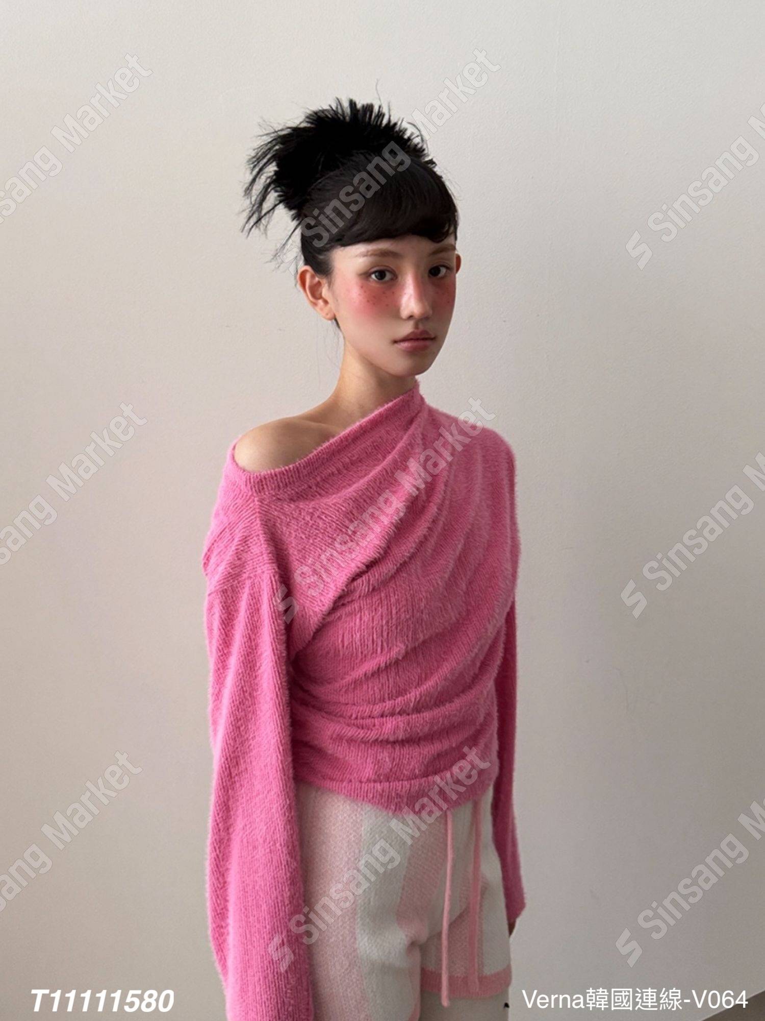 亮眼露肩抓皺上衣