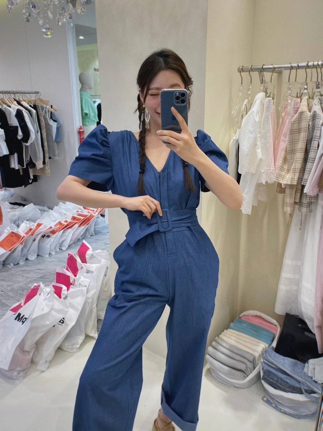 復古泡泡袖Ｖ領腰帶牛仔連身褲