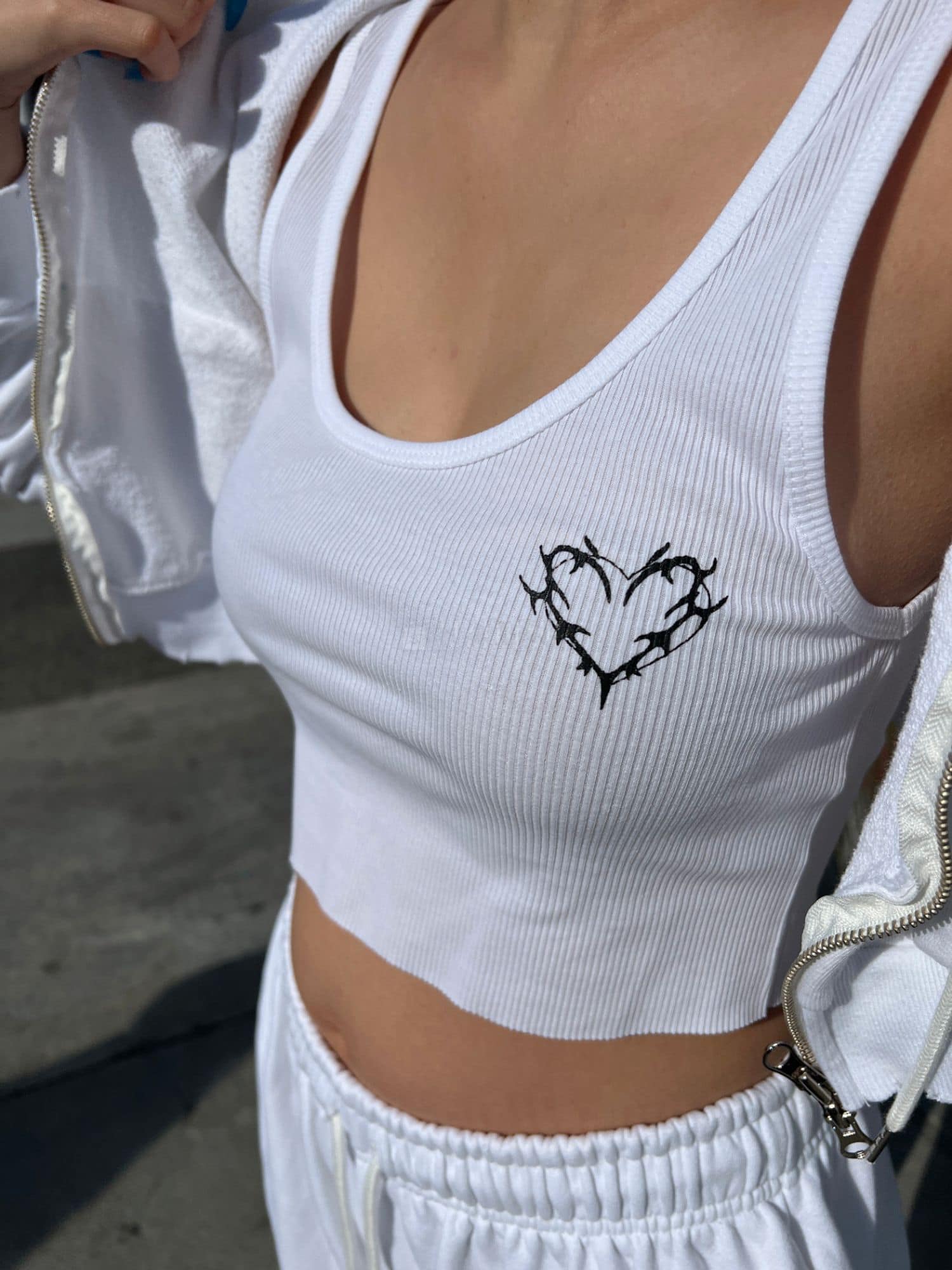 黑愛心短版白背心