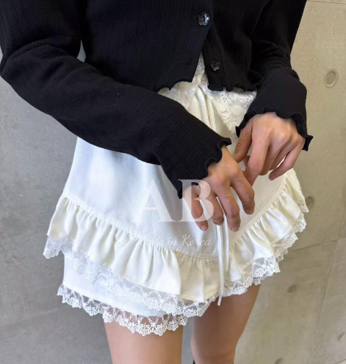 ＡＢ家木耳邊蕾絲拼接甜美短褲（白)