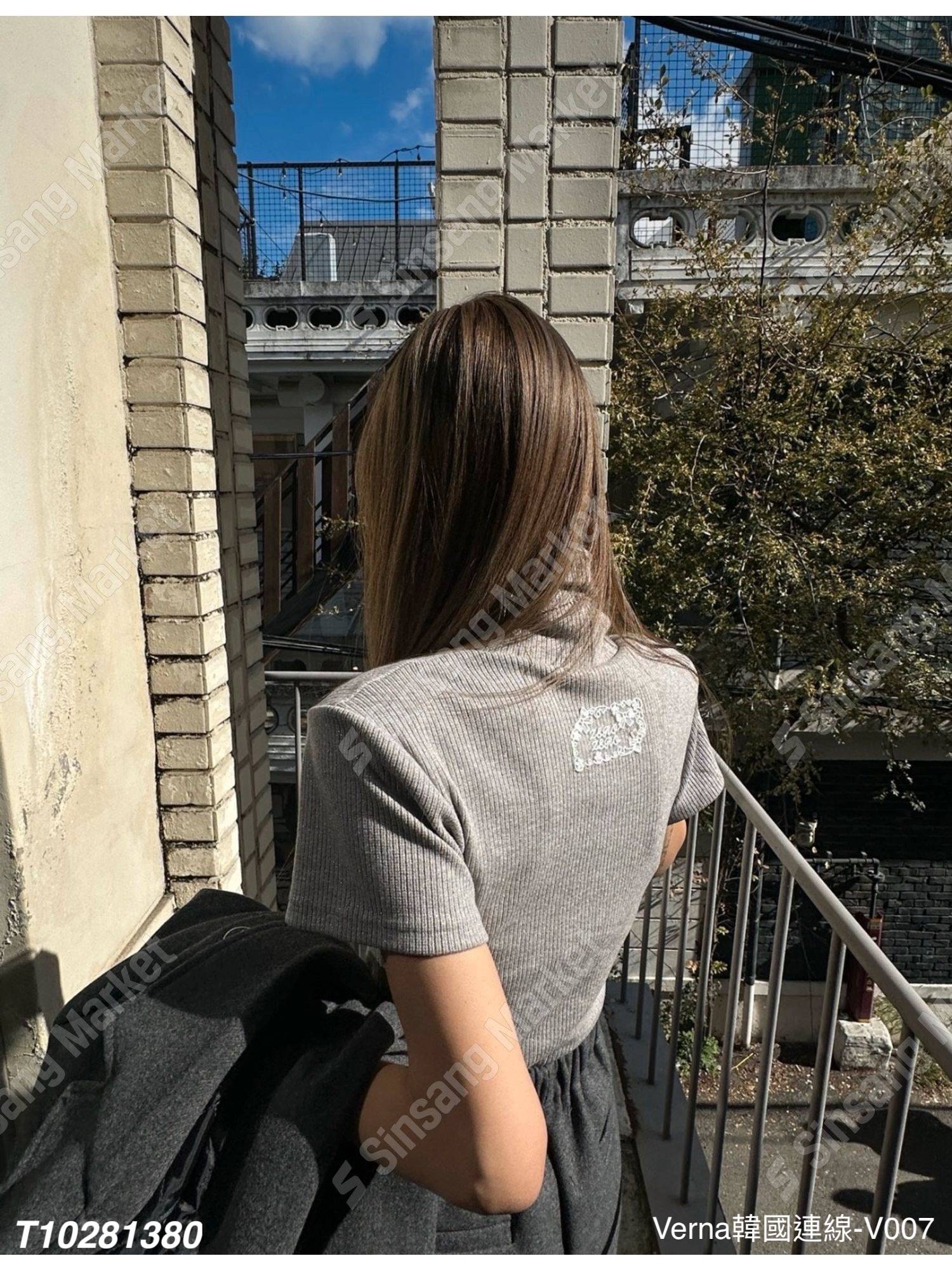 高領坑條短版上衣