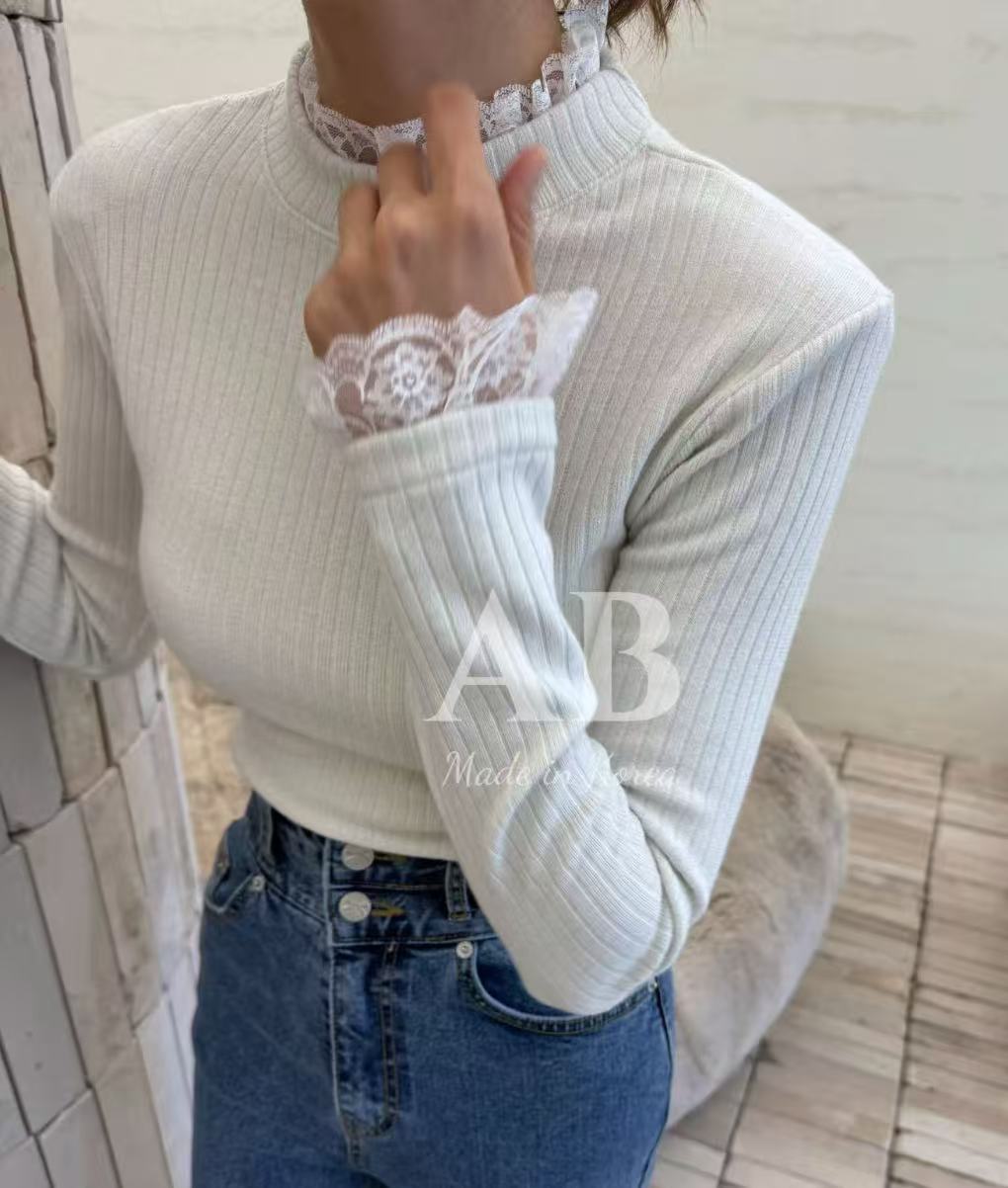 ＡＢ家半高領坑條接拼蕾絲上衣