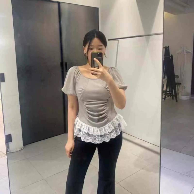 設計款一字領拼接蕾絲上衣