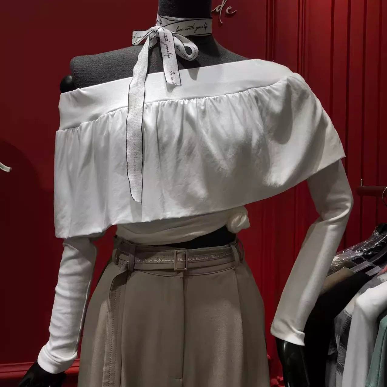 秋款一字領荷葉邊修身上衣